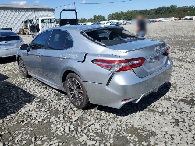 4T1G11AK8LU931646 - 2020 TOYOTA CAMRY SE GRAY photo 2