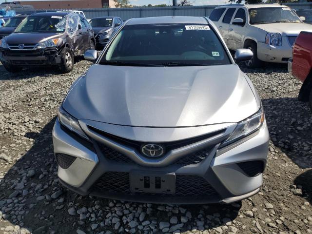 4T1G11AK8LU931646 - 2020 TOYOTA CAMRY SE GRAY photo 5
