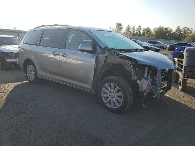 5TDJK3DCXDS063324 - 2013 TOYOTA SIENNA LE فضي صورة 4