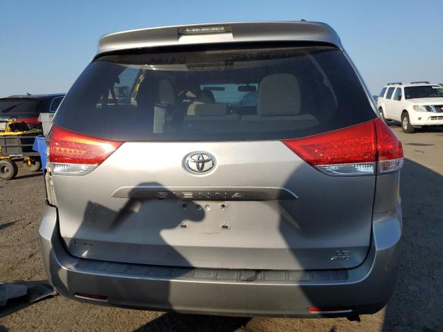 5TDJK3DCXDS063324 - 2013 TOYOTA SIENNA LE فضي صورة 6