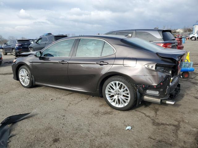 4T1B21HK0JU009088 - 2018 TOYOTA CAMRY HYBRID GRAY photo 2