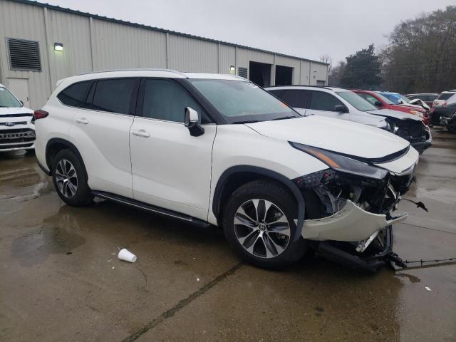 5TDGZRAH8MS533911 - 2021 TOYOTA HIGHLANDER XLE WHITE photo 4