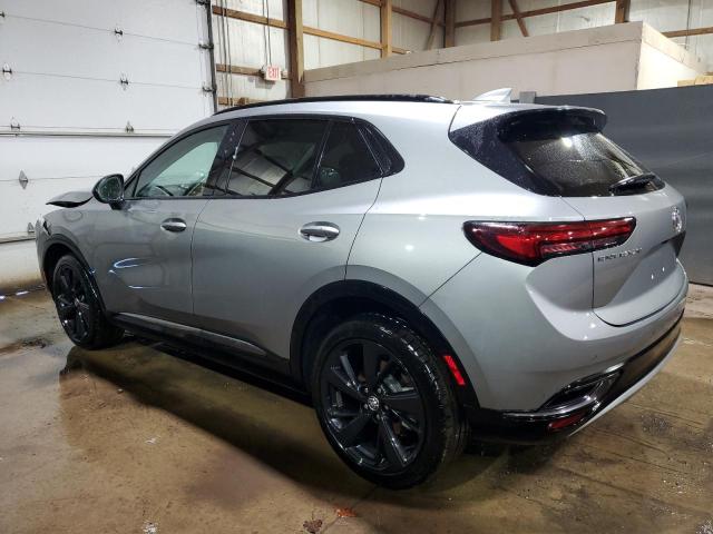 LRBFZNR44PD127077 - 2023 BUICK ENVISION ESSENCE ვერცხლისფერი ფოტო 2