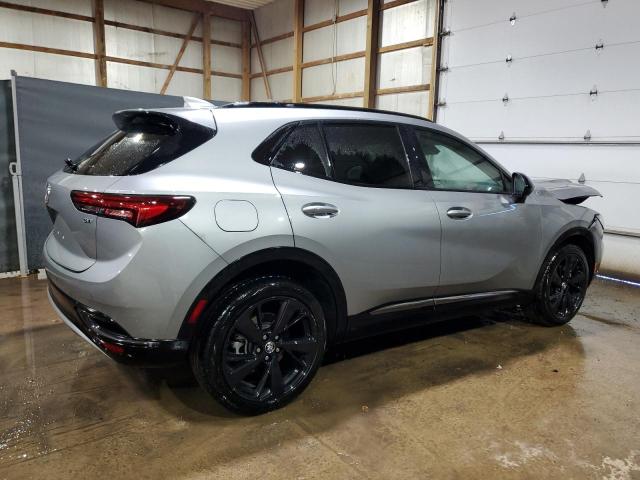 LRBFZNR44PD127077 - 2023 BUICK ENVISION ESSENCE ვერცხლისფერი ფოტო 3