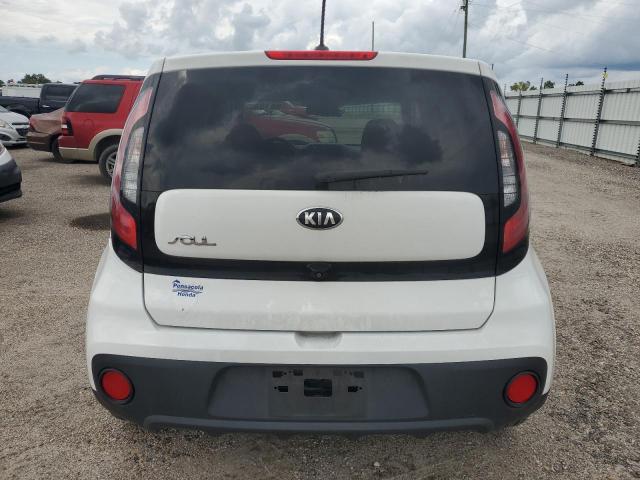KNDJN2A28J7888880 - 2018 KIA SOUL თეთრი ფოტო 6