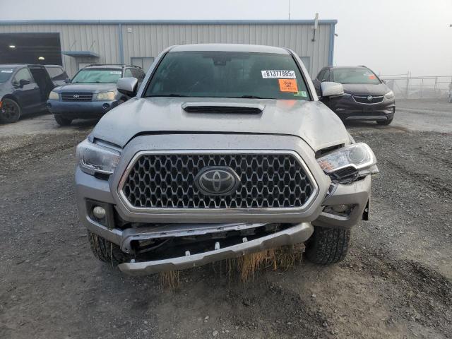 3TMDZ5BN5JM041090 - 2018 TOYOTA TACOMA DOUBLE CAB Gümüş foto 5