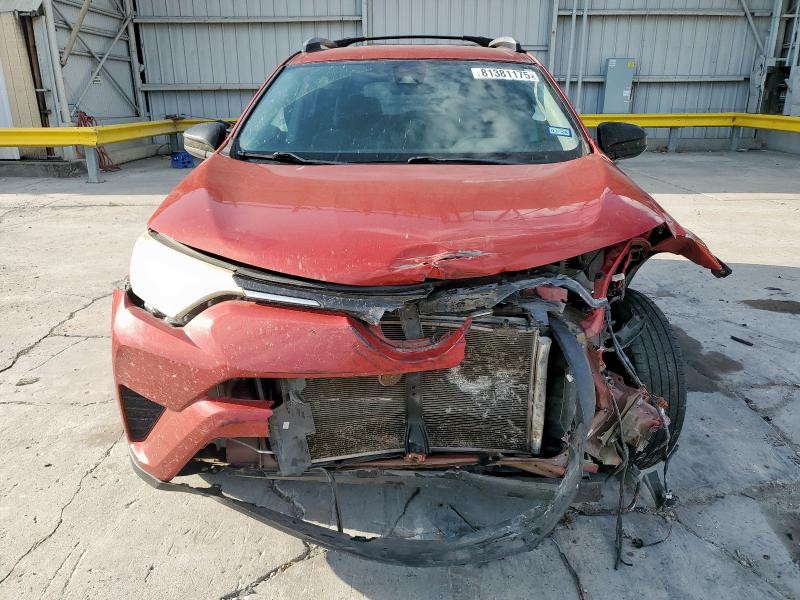 2T3ZFREV5HW347961 - 2017 TOYOTA RAV4 LE Қызыл фото 5