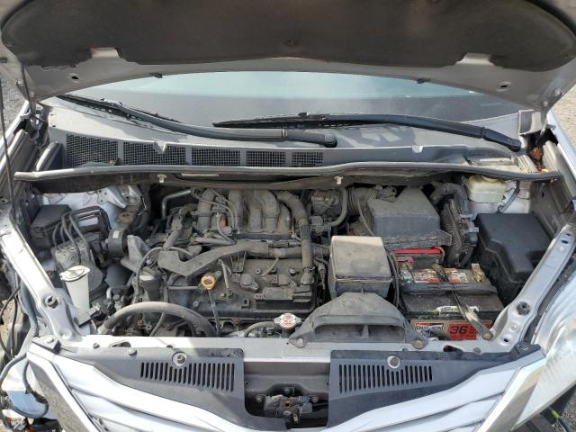 5TDKZ3DC7HS785632 - 2017 TOYOTA SIENNA LE Silber Foto 12