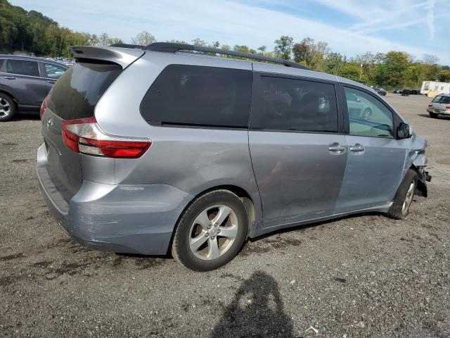 5TDKZ3DC7HS785632 - 2017 TOYOTA SIENNA LE Silber Foto 3