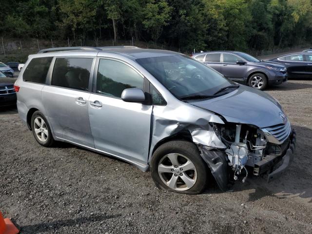 5TDKZ3DC7HS785632 - 2017 TOYOTA SIENNA LE Silber Foto 4