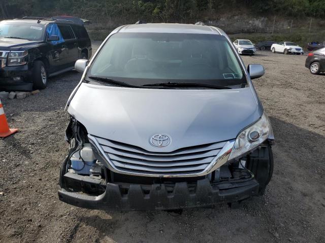 5TDKZ3DC7HS785632 - 2017 TOYOTA SIENNA LE Silber Foto 5