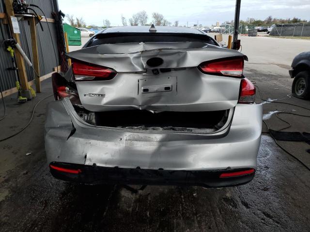 3KPFL4A78JE214294 - 2018 KIA FORTE LX SILVER photo 6