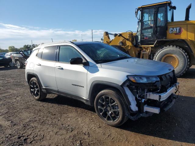 3C4NJDBN5ST532143 - 2025 JEEP COMPASS LATITUDE Արծաթագույն լուսանկար 4