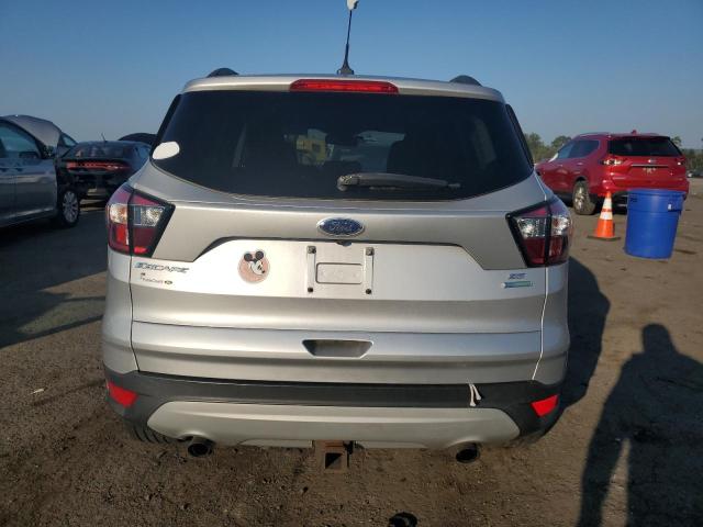 1FMCU0GD9JUD00670 - 2018 FORD ESCAPE SE Silber Foto 6