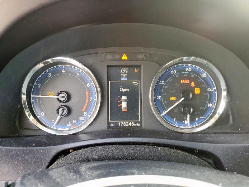 5YFBURHE8JP766339 - 2018 TOYOTA COROLLA L SILVER photo 9