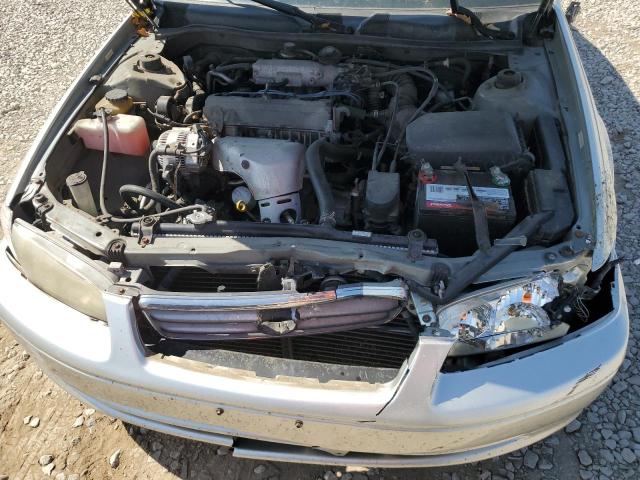 JT2BG22K810555478 - 2001 TOYOTA CAMRY CE Argent photo 11