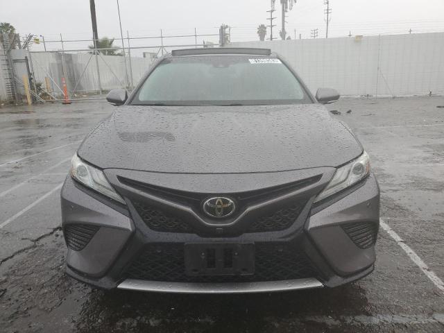 4T1BZ1HK9JU014270 - 2018 TOYOTA CAMRY XSE GRAY photo 5