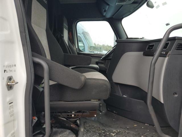 1FUJHHDR0KLKM0549 - 2019 FREIGHTLINER CASCADIA 1 თეთრი ფოტო 6