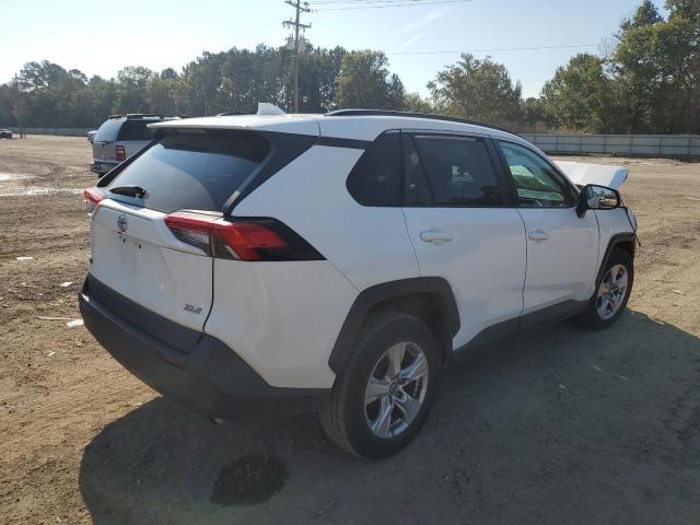 2T3W1RFV3LC047118 - 2020 TOYOTA RAV4 XLE WHITE photo 3