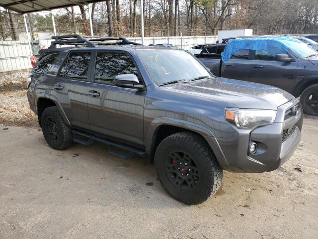 JTEMU5JRXP6099624 - 2023 TOYOTA 4RUNNER SE GRAY photo 4