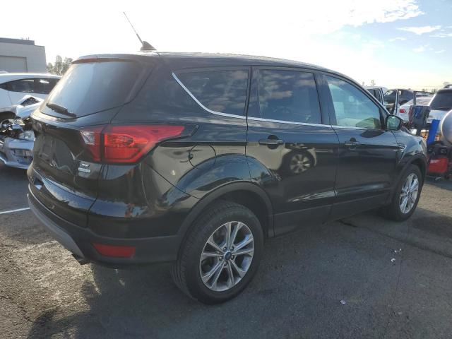 1FMCU0GD3KUB10896 - 2019 FORD ESCAPE SE შავი ფოტო 3