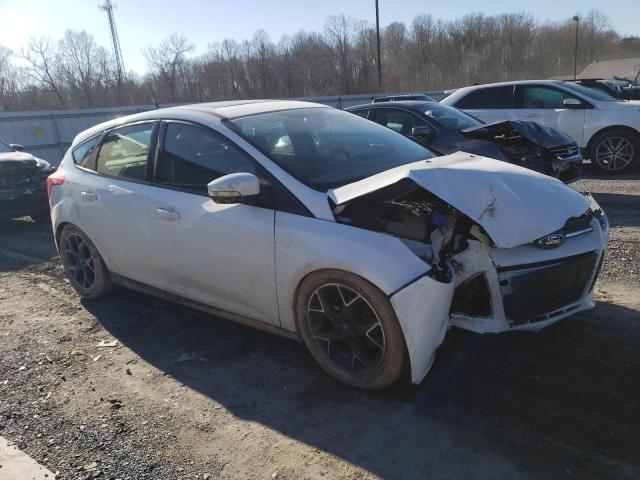 1FADP3K24EL102586 - 2014 FORD FOCUS SE WHITE photo 4