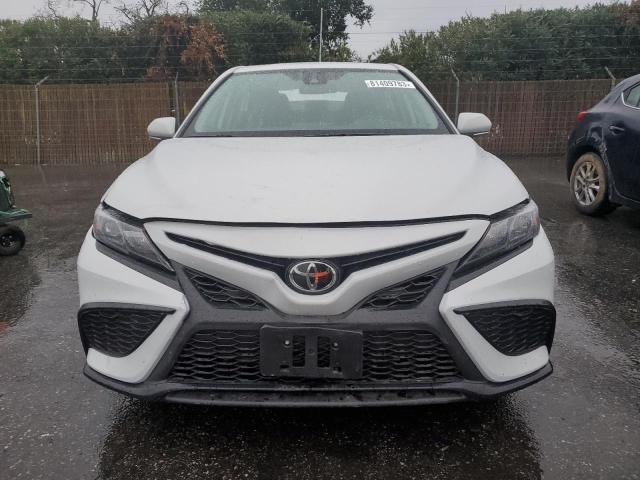 4T1G11AK1PU138064 - 2023 TOYOTA CAMRY SE NIGHT SHADE WHITE photo 5
