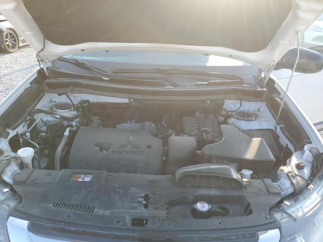 JA4AD2A33GZ051828 - 2016 MITSUBISHI OUTLANDER ES WHITE photo 12