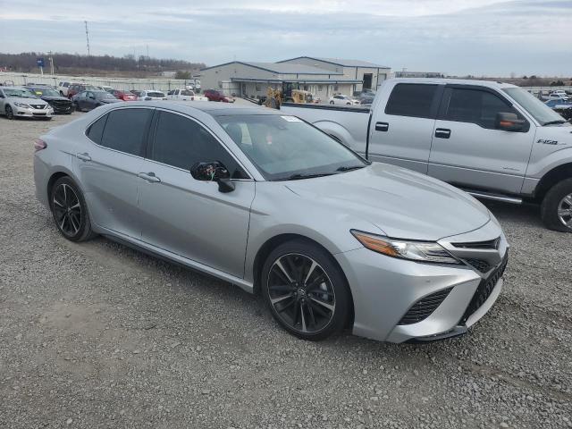 4T1B61HK0JU111995 - 2018 TOYOTA CAMRY XSE SILVER photo 4