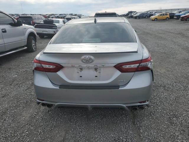 4T1B61HK0JU111995 - 2018 TOYOTA CAMRY XSE SILVER photo 6