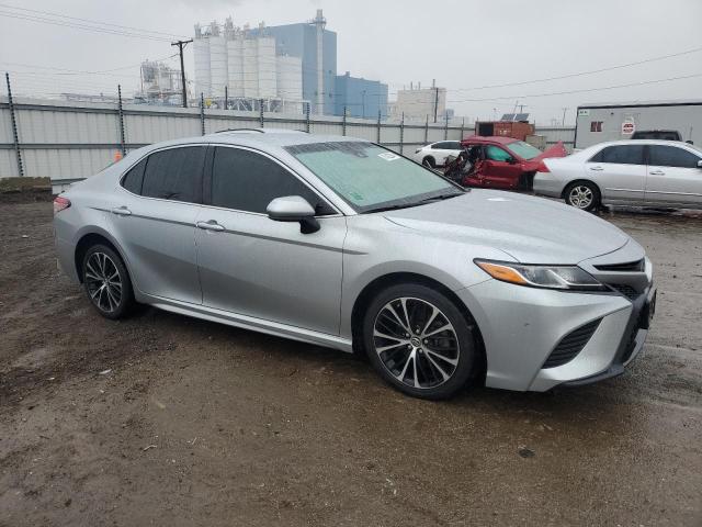 JTNB11HK0J3019810 - 2018 TOYOTA CAMRY L 银色 照片 4