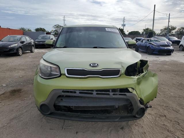 KNDJN2A26F7811092 - 2015 KIA SOUL GREEN photo 5