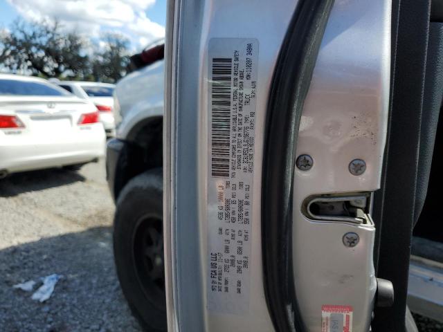 3C6UR5DL9JG156776 - 2018 RAM 2500 SLT Серебристый фото 12