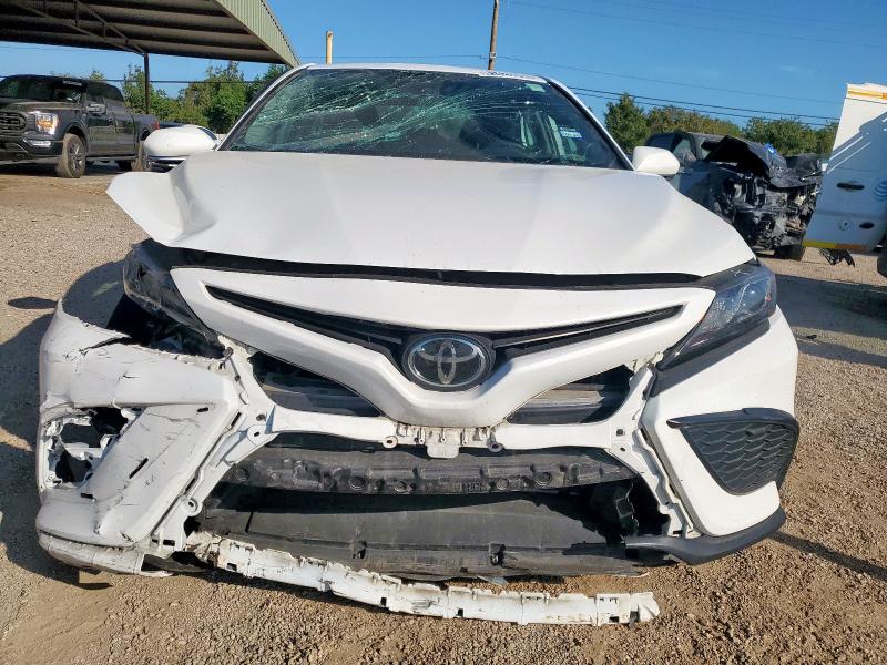 4T1G11AK2RU902670 - 2024 TOYOTA CAMRY SE NIGHT SHADE WHITE photo 5