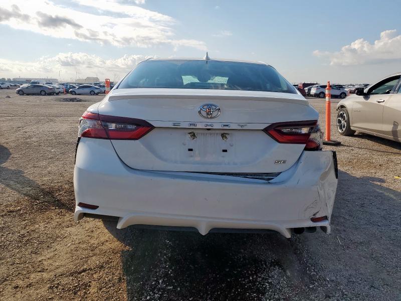 4T1G11AK2RU902670 - 2024 TOYOTA CAMRY SE NIGHT SHADE WHITE photo 6