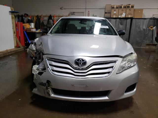 4T4BF3EK6BR197336 - 2011 TOYOTA CAMRY BASE SILVER photo 5