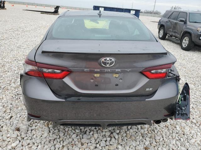 4T1G11AK8NU685068 - 2022 TOYOTA CAMRY SE GRAY photo 6