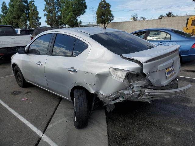 3N1CN7AP6FL853830 - 2015 NISSAN VERSA S ვერცხლისფერი ფოტო 2