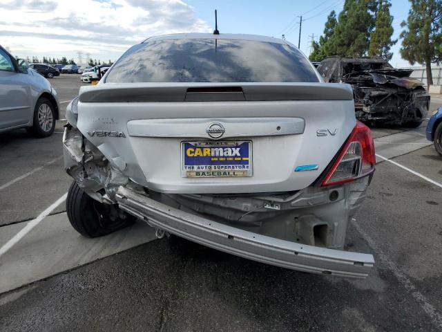 3N1CN7AP6FL853830 - 2015 NISSAN VERSA S ვერცხლისფერი ფოტო 6