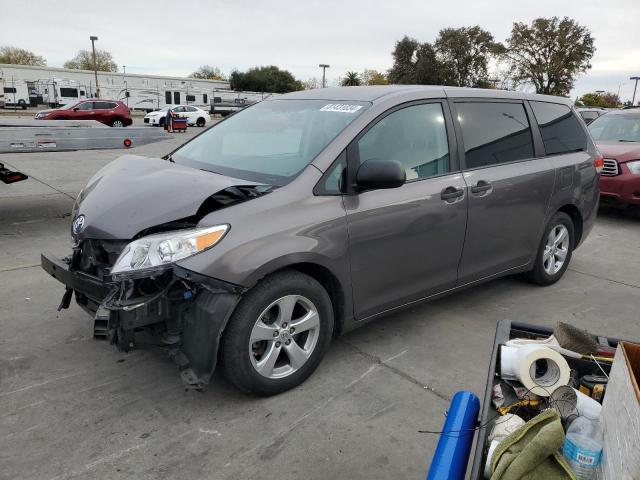 2013 TOYOTA SIENNA, null