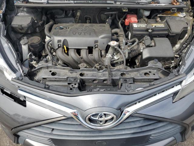 VNKKTUD30HA080599 - 2017 TOYOTA YARIS L ნაცრისფერი ფოტო 11