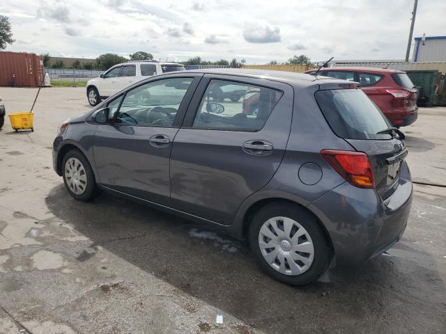 VNKKTUD30HA080599 - 2017 TOYOTA YARIS L ნაცრისფერი ფოტო 2