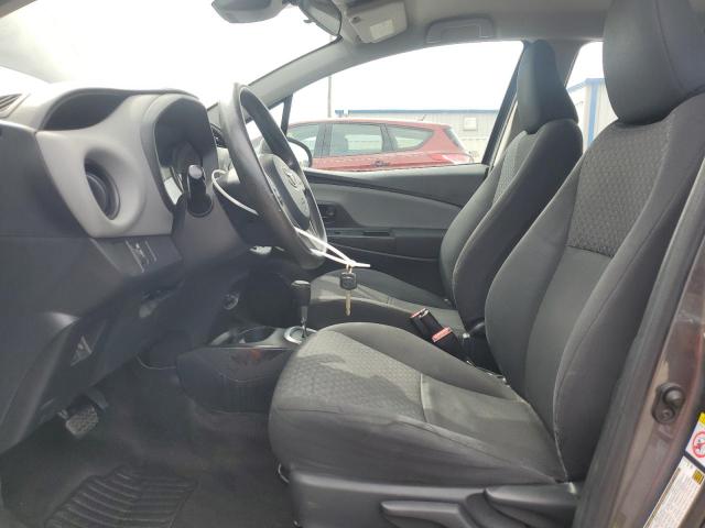 VNKKTUD30HA080599 - 2017 TOYOTA YARIS L ნაცრისფერი ფოტო 7