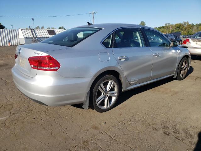 1VWBN7A32EC001701 - 2014 VOLKSWAGEN PASSAT SE SILVER photo 3