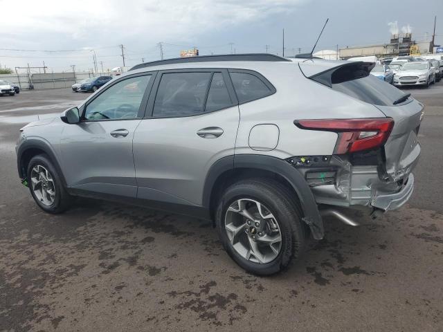 KL77LHEP9SC213067 - 2025 CHEVROLET TRAX 1LT ვერცხლისფერი ფოტო 2