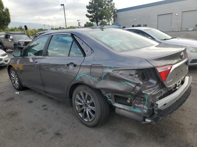 4T1BK1FK5FU558439 - 2015 TOYOTA CAMRY XSE GRAY photo 2