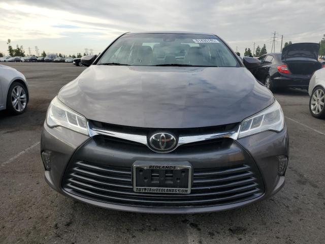 4T1BK1FK5FU558439 - 2015 TOYOTA CAMRY XSE GRAY photo 5