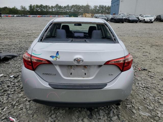 2T1BURHE6JC079215 - 2018 TOYOTA COROLLA L Gümüş fotoğraf 6