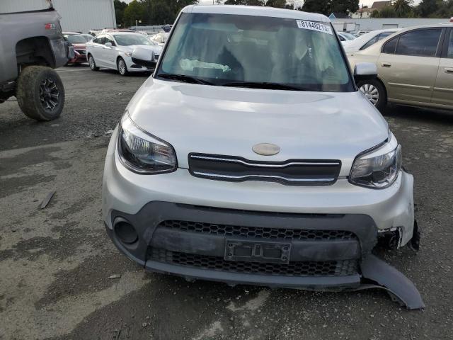 KNDJN2A29K7008853 - 2019 KIA SOUL SILVER photo 5