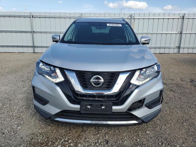 KNMAT2MV2JP522568 - 2018 NISSAN ROGUE S Srebrny zdjęcie 5